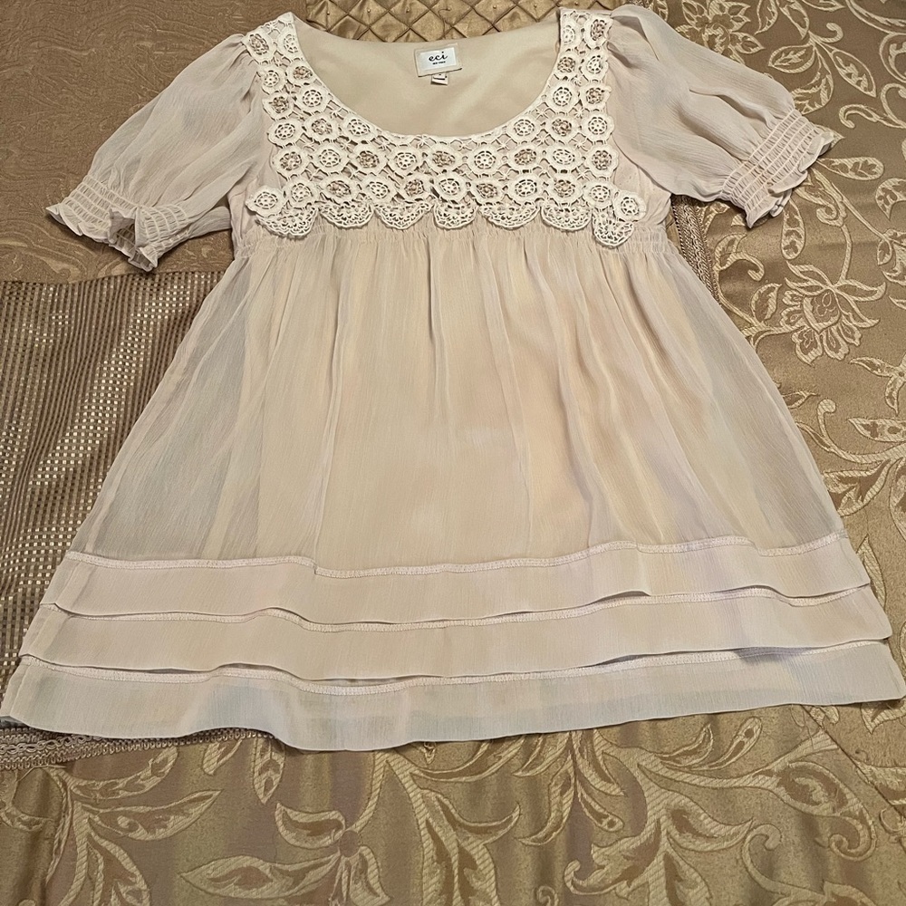 Eci/women’s top, beige, size 6